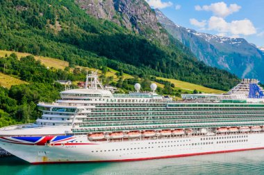 P & O Seyahat Gemisi Ventura I 'in sonunda Olden' da demirli.