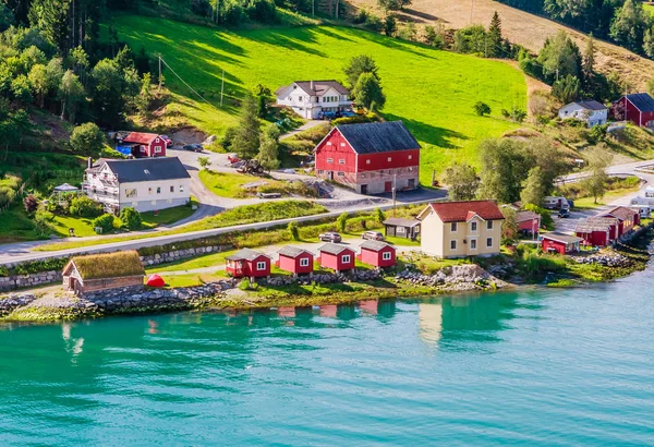 Pequenas casas em Olden, Norway.Olden é uma aldeia e área urbana — Fotografia de Stock