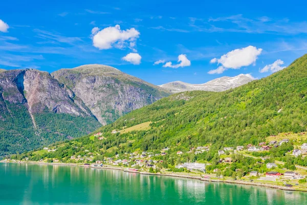 Gyönyörű fjord kilátás Oldenben. Olden egy falu és városi terület. — Stock Fotó