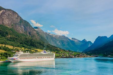 P & O Seyahat Gemisi Ventura I 'in sonunda Olden' da demirli.