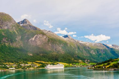 P & O Seyahat Gemisi Ventura I 'in sonunda Olden' da demirli.