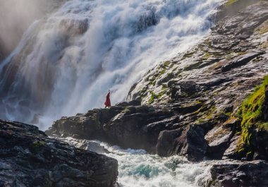 Huldra, Flamsbana demiryolu boyunca Kjosfossen şelalesinde dans ediyor.