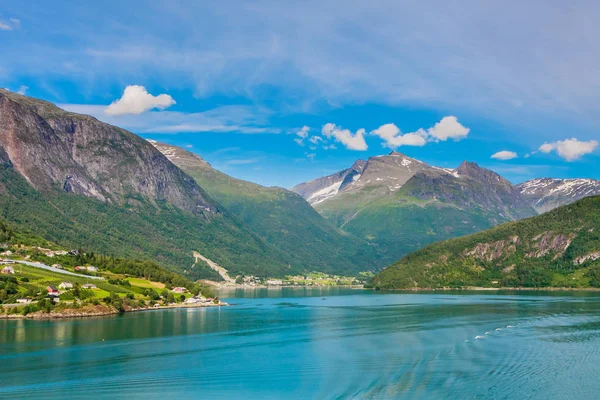 Noors landschap met Nordfjord fjord en bergen, in Olde — Stockfoto