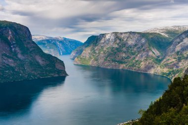 Aurlandsfjord manzarası Stegastein 'in Norwa' daki bakış açısının tepesinden