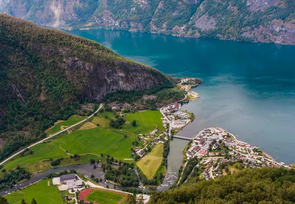 从Stegastein俯瞰看到的Aurland村和Aurlandsfjord, — 图库照片