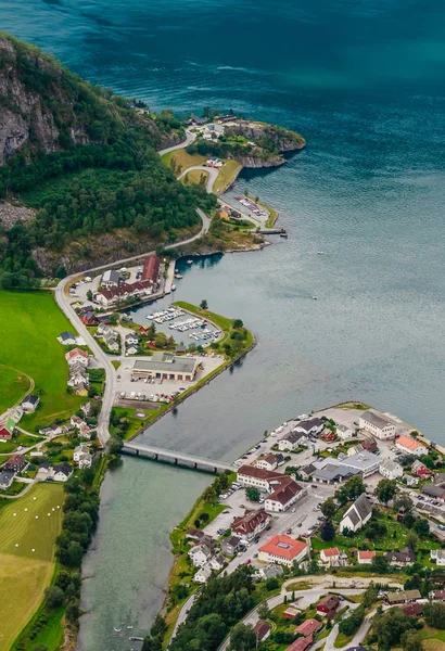 Aurlanddorf und aurlandsfjord vom stegastein aus gesehen, — Stockfoto
