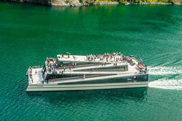 Turyści cieszą się wspaniałym widokiem na fiord na pokładzie ferr — Zdjęcie stockowe