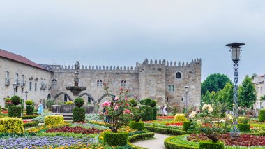 Eski Başpiskopos Sarayı, Braga, Portekiz 'in duvarlarında St.Barbara Bahçesi var.