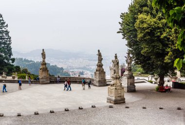 Portekiz, Braga 'da Bom Jesus' un Monte Mabedi. Ünlü Portekiz tapınaklarından biri. Barok mimarisi.