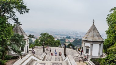 Bom Jesus do Monte Mabet 'in anıtsal barok merdiveni. Dağın tepesinden Braga şehrine bakan panoramik manzaralı popüler bir hac mekanı..