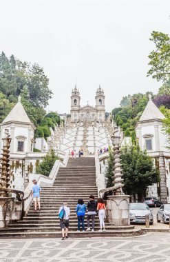 Portekiz 'in Braga kentinin dışındaki Tenolar' daki Bom Jesus do Monte (İyi İsa) mabedine ayrılmış zigzag şekilli merdivenler..