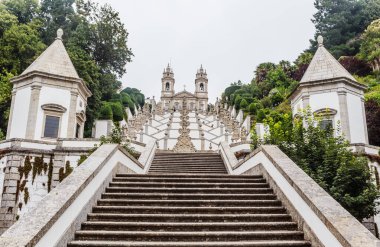 Portekiz 'in Braga kentinin dışındaki Tenolar' daki Bom Jesus do Monte (İyi İsa) mabedine ayrılmış zigzag şekilli merdivenler..