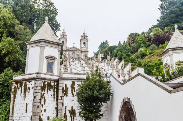 ポルトガルブラガ郊外のテノスにあるBom Jesus Monte Good Jesus Mount の5つのセンスに捧げられたジグザグ形の階段 — ストック写真