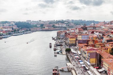 Porto 'nun tarihi şehir merkezi Dom Luis Köprüsü, Porto, Portekiz' den Rio Duoro Nehri manzaralı.. 