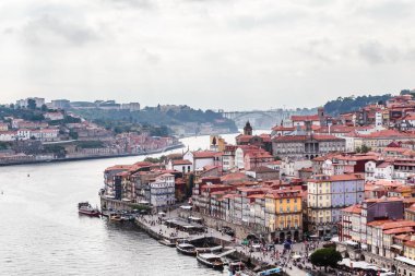 Porto 'nun tarihi şehir merkezi Dom Luis Köprüsü, Porto, Portekiz' den Rio Duoro Nehri manzaralı.. 