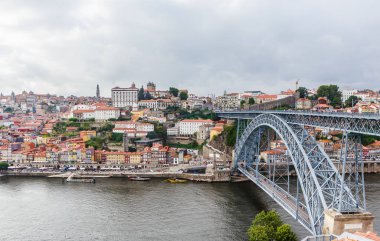 Rio Duoro Nehri ile Porto 'nun tarihi şehir merkezi manzarası. Porto, Portekiz. 