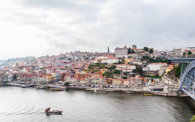 Rio Duoro Nehri ile Porto 'nun tarihi şehir merkezi manzarası. Porto, Portekiz. 