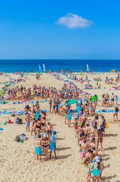 Grupy Uczniów Przygotowują Się Pływania Oceanie Plaża Carcavelos Portugalia — Zdjęcie stockowe