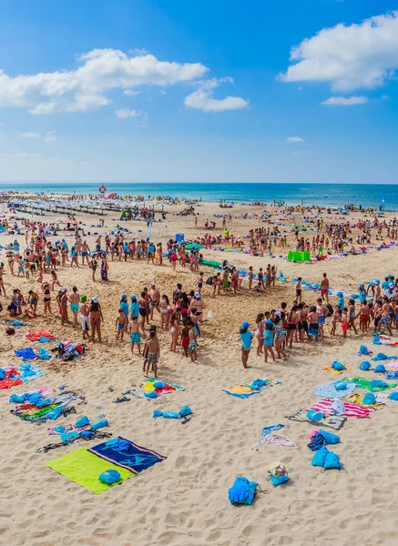 Grupy Uczniów Przygotowują Się Pływania Oceanie Plaża Carcavelos Portugalia — Zdjęcie stockowe