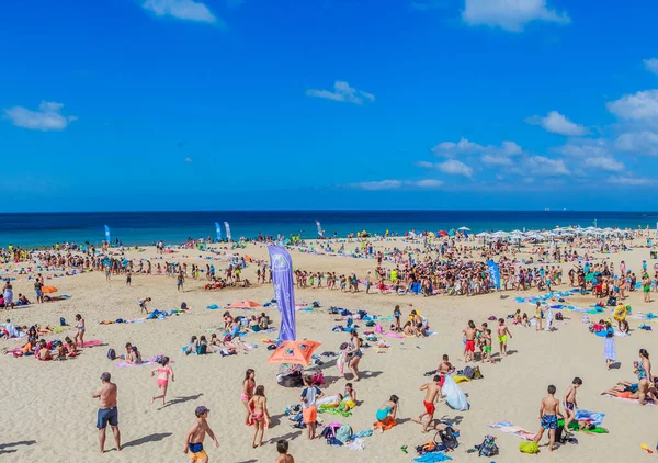 Grupy Uczniów Przygotowują Się Pływania Oceanie Plaża Carcavelos Portugalia — Zdjęcie stockowe