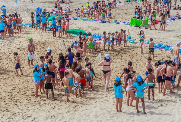 Skupinky Školáků Připravují Plavání Oceánu Carcavelos Beach Portugalsko — Stock fotografie