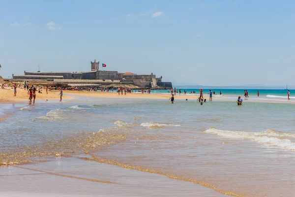 Plaża Carcavelos Słoneczny Jesienny Dzień Fortecą Sao Juliao Barra Tle — Zdjęcie stockowe