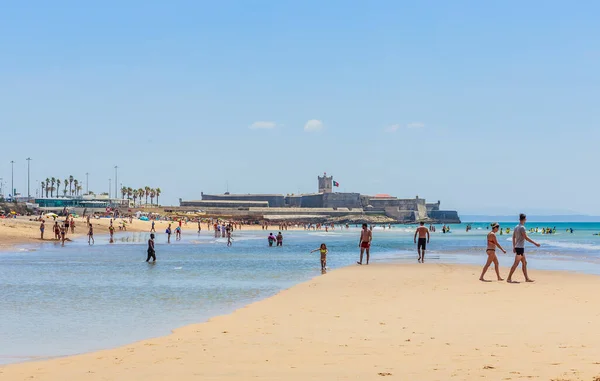 Plaża Carcavelos Słoneczny Jesienny Dzień Fortecą Sao Juliao Barra Tle — Zdjęcie stockowe