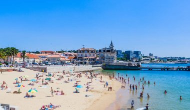 Güneşli bir günde Portekiz 'in Cascais kentindeki Praia dos Pescadores plajı manzarası..