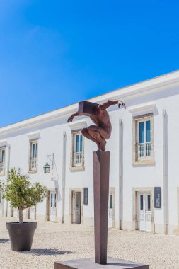  Rogerio Timoteo 'nun, Cascais Kalesi' ndeki Cidadela Sanat Bölgesi 'nde yaptığı demir heykel..