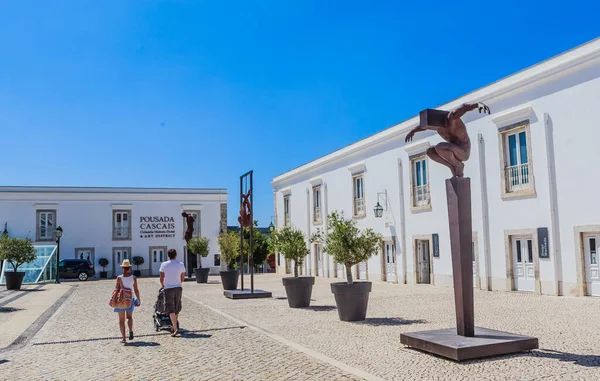 Cidadela Art District Cascais 彫刻と背景にはHotel Pousada Cascais — ストック写真