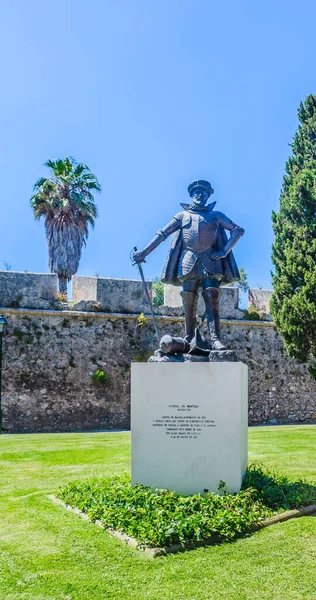 Статуя Диогу Менесеса Кашкайш Лиссабон Португалия — стоковое фото