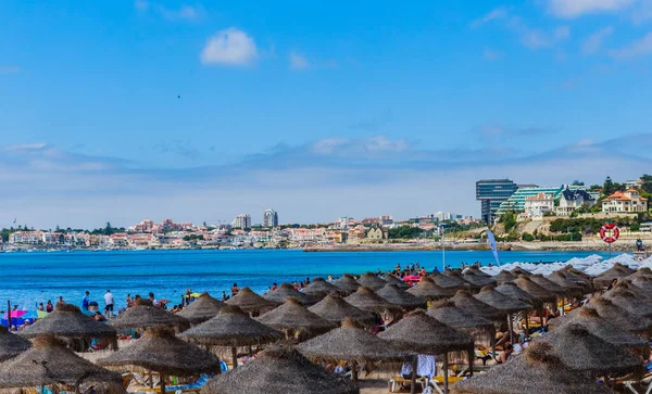 Portekiz Güzel Bir Yaz Gününde Estoril Halk Plajındaki Şemsiyeler — Stok fotoğraf