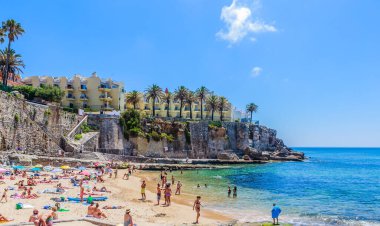 Lizbon Portekiz Avrupa yakınlarındaki Praia do Poca sahil kıyısındaki sahil beldesi