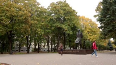Stavropol, Rusya - Ekim 2017: Heykel Mikhail Yurjevich Lermontov'un.