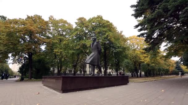 Stavropol, Russie - Octobre 2017 : Statue Mikhaïl Yurjevitch Lermontov . — Video