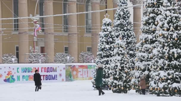 Stavropol, Rusia - diciembre 2017: las calles centrales de Stavropol en invierno. Plaza Lenin . — Vídeo de stock