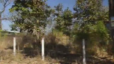 Hindistan - Şubat 2018: yürüyüş, Bisiklete binmek ve köyde çalışan insanlar