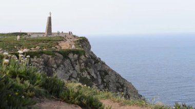 Deniz ve kayalıklar Cabo da Roca 'nın kıyısında yer alır ve Avrupa kıtasının en batı anakarasını oluşturur. Portekiz