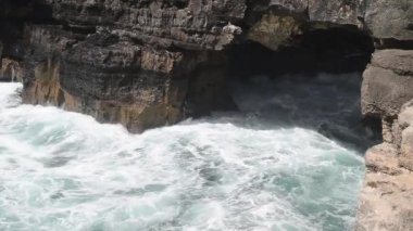 Güçlü aşırı dalgalar grotto cliff mağaraya crash, Boca mı Inferno, Portekiz