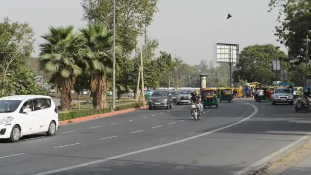 印度-2018年2月: 人们步行, 骑自行车和汽车在街上奔跑 — 图库视频影像