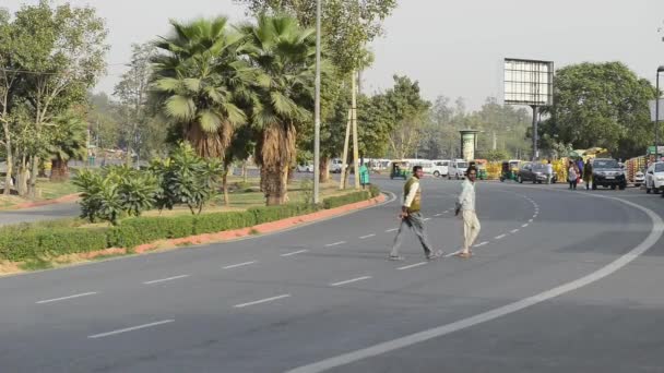 印度-2018年2月: 人们步行, 骑自行车和汽车在街上奔跑 — 图库视频影像