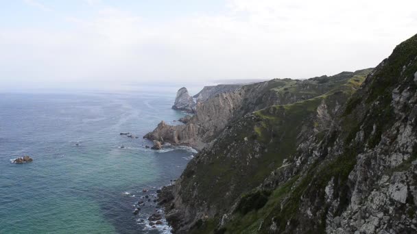 Θάλασσα και βράχια άκρη Cabo da Roca, σχηματίζει το δυτικότερο ηπειρωτικό της ηπειρωτικής Ευρώπης. Πορτογαλία — Αρχείο Βίντεο
