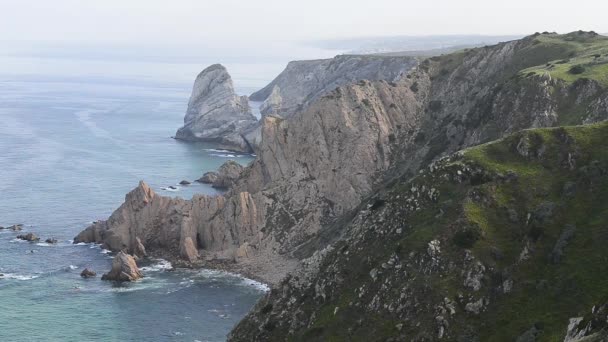 Mar e falésias dividem o Cabo da Roca, o continente mais ocidental da Europa continental. Portugal — Vídeo de Stock