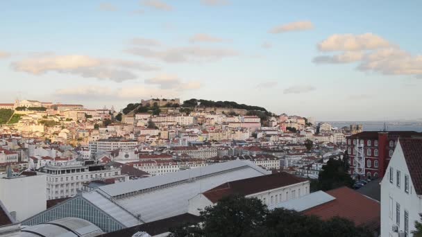Lissabon, Portugal skyline mot Sao Jorge slott. — Stockvideo