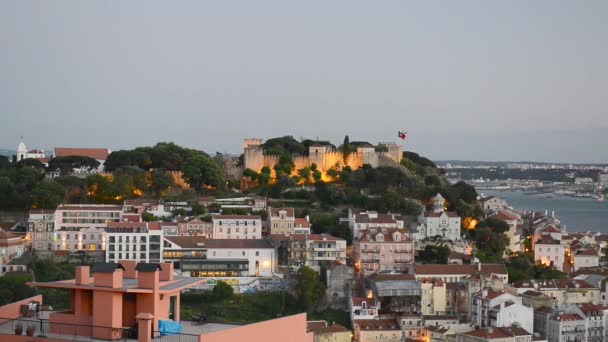 ポルトガルのリスボン、サンホルヘ城へのスカイライン. — ストック動画