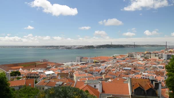 A Lisszabon belvárosában és a Tejo-folyóra panorámás kilátás — Stock videók