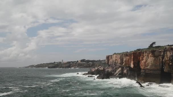 Strong extreme waves crash into grotto cliff cave, Boca do Inferno, Portogallo — Video Stock