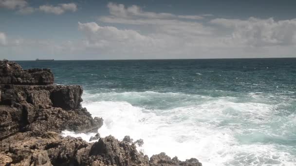 Cliff a moře, Cascais, Cliff, Lisabon, Portugalsko — Stock video