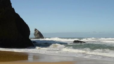 Atlantik Okyanusu kıyısında granit kayalar ve deniz kayalıklarla, Portekiz.