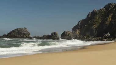 Atlantik Okyanusu kıyısında granit kayalar ve deniz kayalıklarla, Portekiz.